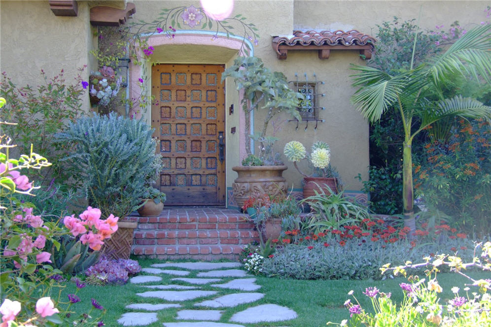 Mediterranean Villa Garden